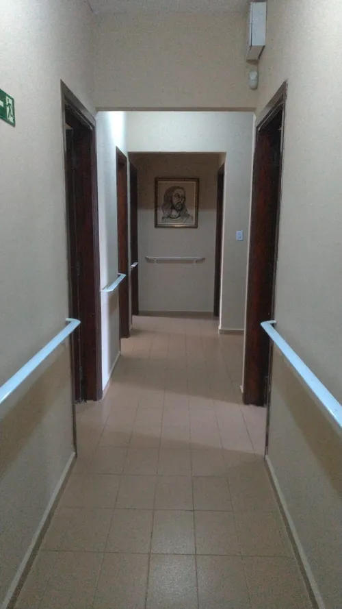 Corredor interno com corrimão bilateral para segurança dos idosos