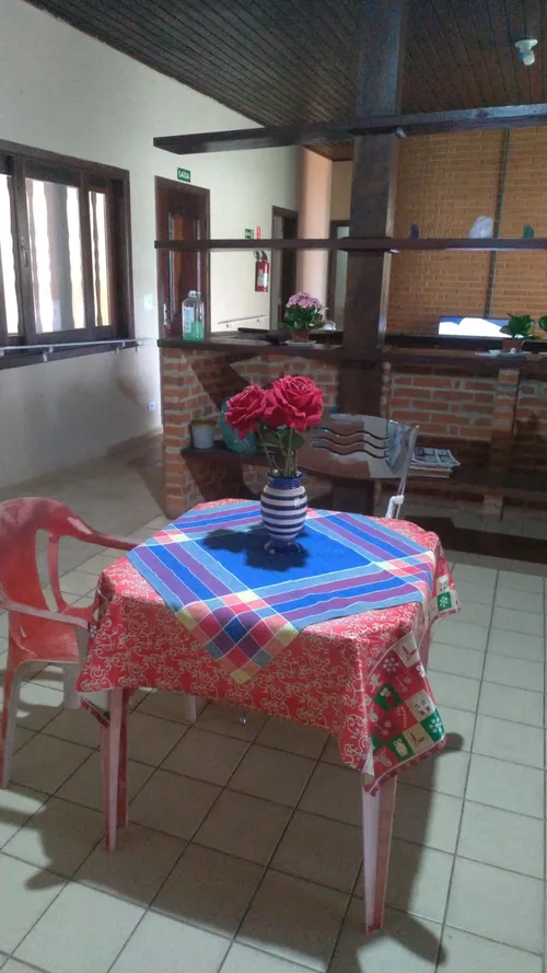 Espaço gourmet com mesa, flores e estrutura para receber família