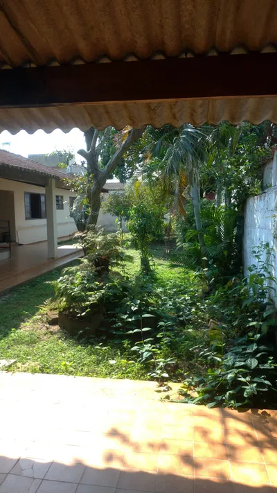 Jardim amplo e exuberante do Residencial Azaleia Dourada em Itanhaém