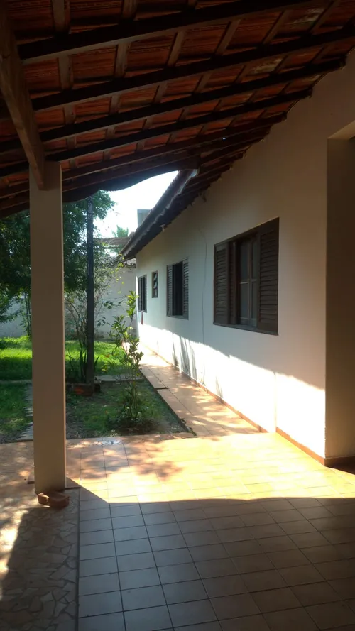 Jardim verde e amplo do residencial com palmeiras e vegetação exuberante