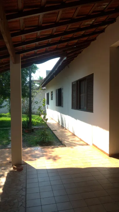 Vista do jardim interno com plantas e área de convivência