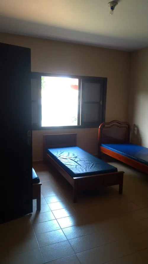 Quarto duplo com duas camas e janela com vista para o jardim