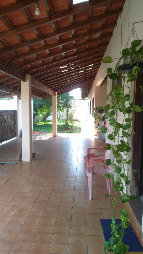 Varanda coberta e aconchegante do residencial — espaço de convivência